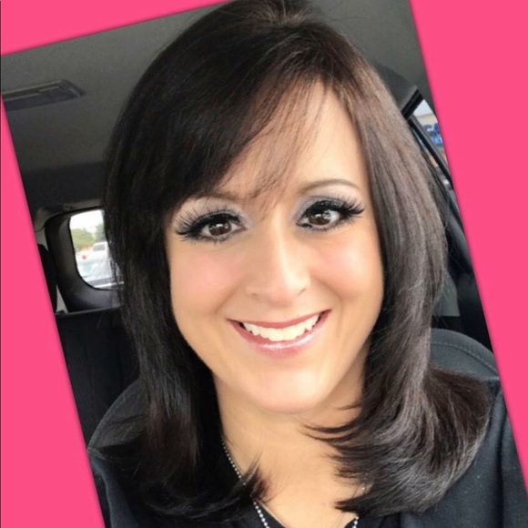 Meet your Posher, Debbie - Picture 3 of 16